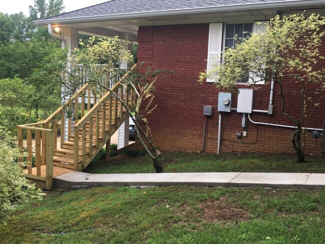 Building Photo - 198 Schools Dr