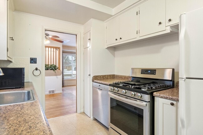 Building Photo - 17133 Delaware Ave