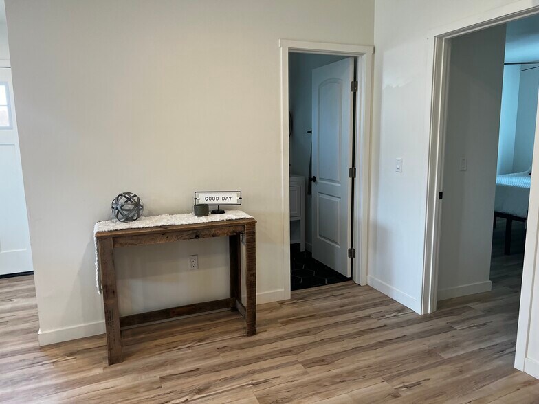 Building Photo - 719 Holly Ave