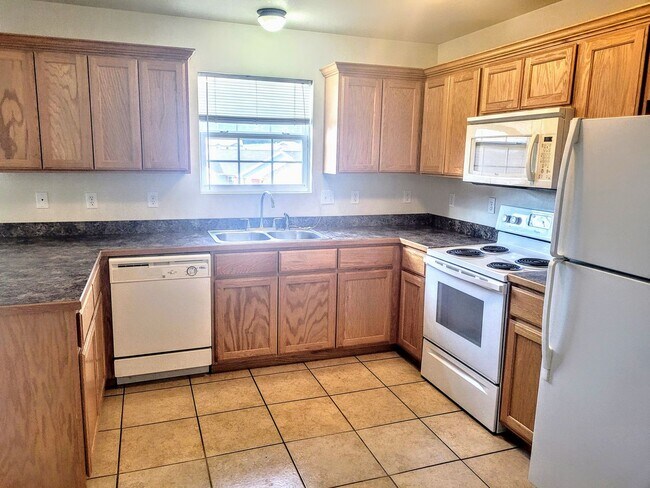 Building Photo - 16195 A&amp;B Hummingbird