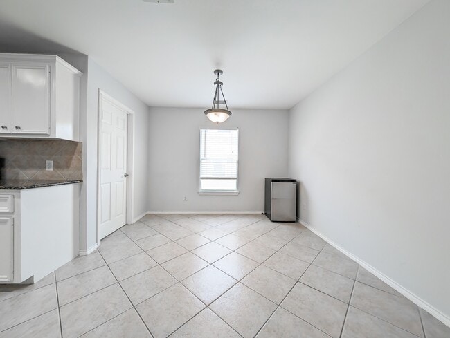 Building Photo - 1131 W 24th St