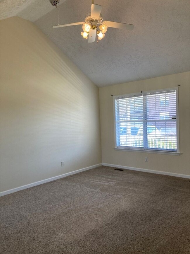 Building Photo - Move in Ready - Near Airport