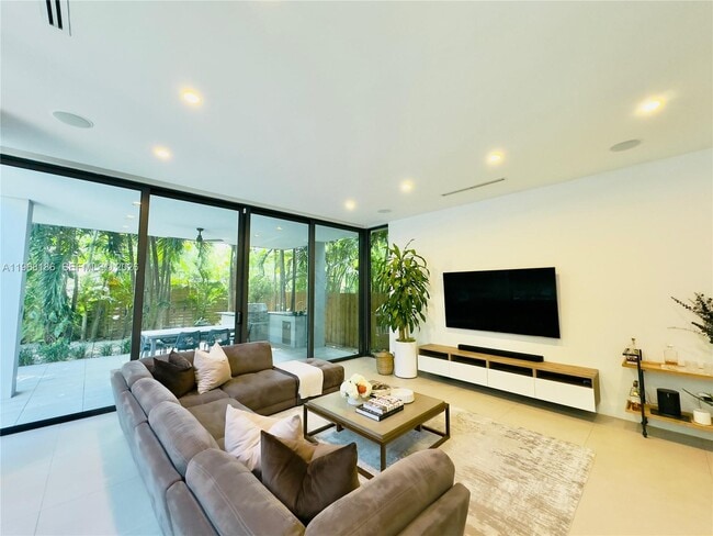 Building Photo - 2550 Overbrook St