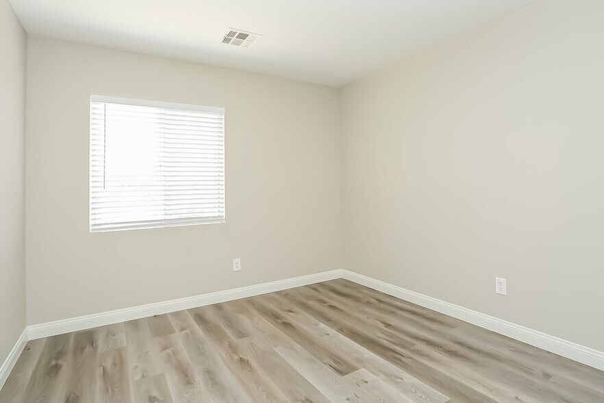 Building Photo - 3021 Bayliner Ave