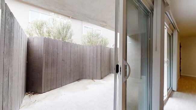 Building Photo - 503 Avenue G - C