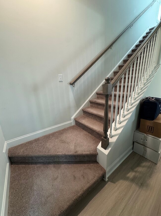 Building Photo - 551 Roseridge Dr