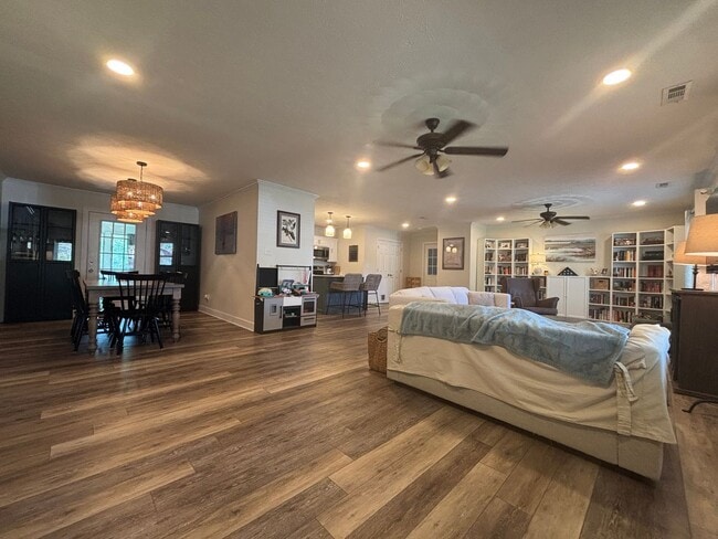 Building Photo - Lovely on Lance