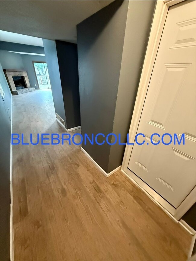 Building Photo - 141 SW Oxford Pl