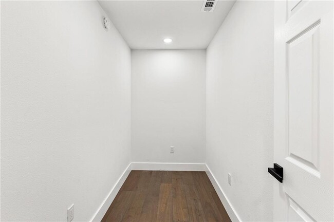 Building Photo - 1605 Rutland Dr