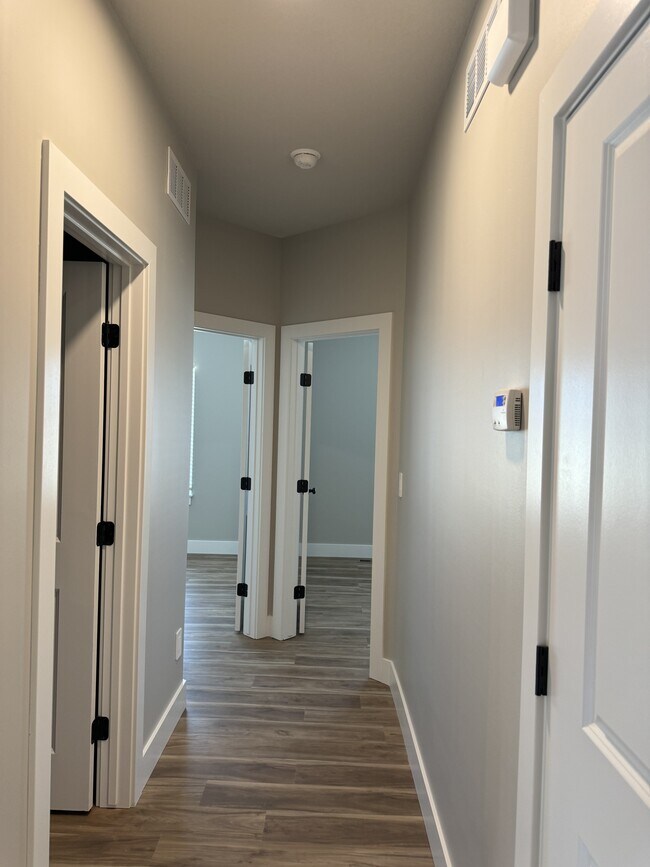 Building Photo - 692 Long Path Ct