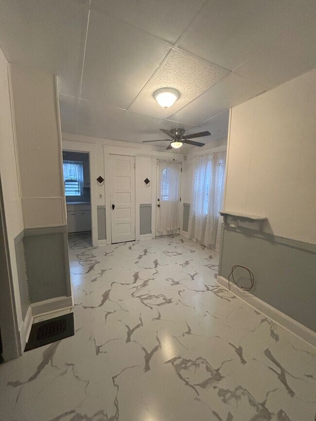 Building Photo - Charming 3-Bedroom Property in Prime Location