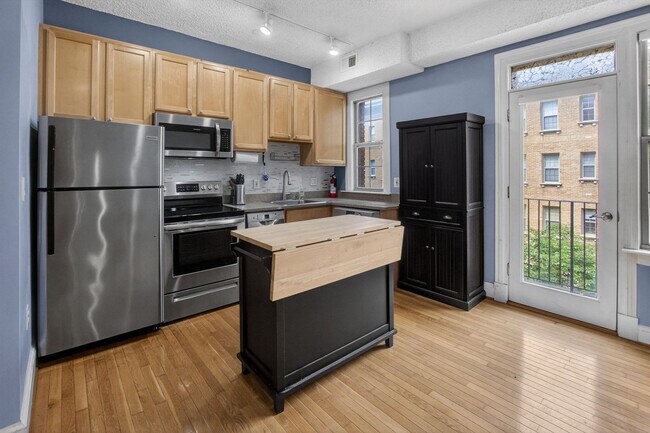 Building Photo - Sunny 1br with Balcony in Columbia Heights!