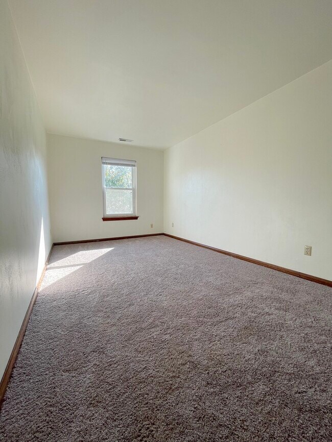 Building Photo - Charming 3-Bedroom, 1.5-Bathroom Townhome ...