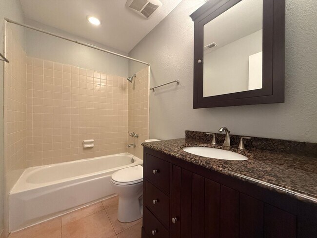 Building Photo - Bright 2 Bed 2 Bath Townhouse in Campbell!