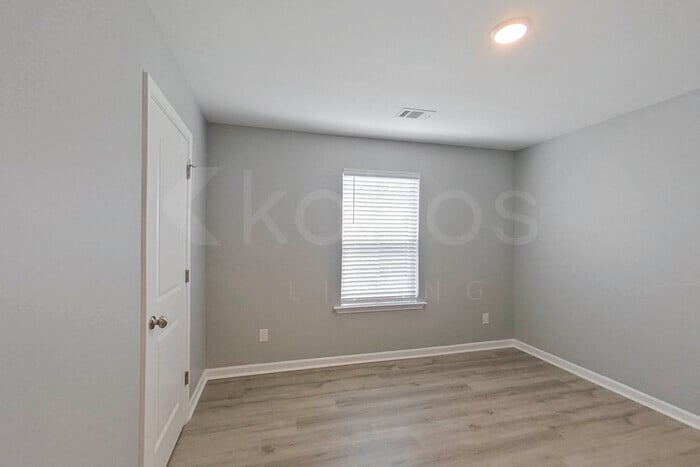 Building Photo - 395 Angela St