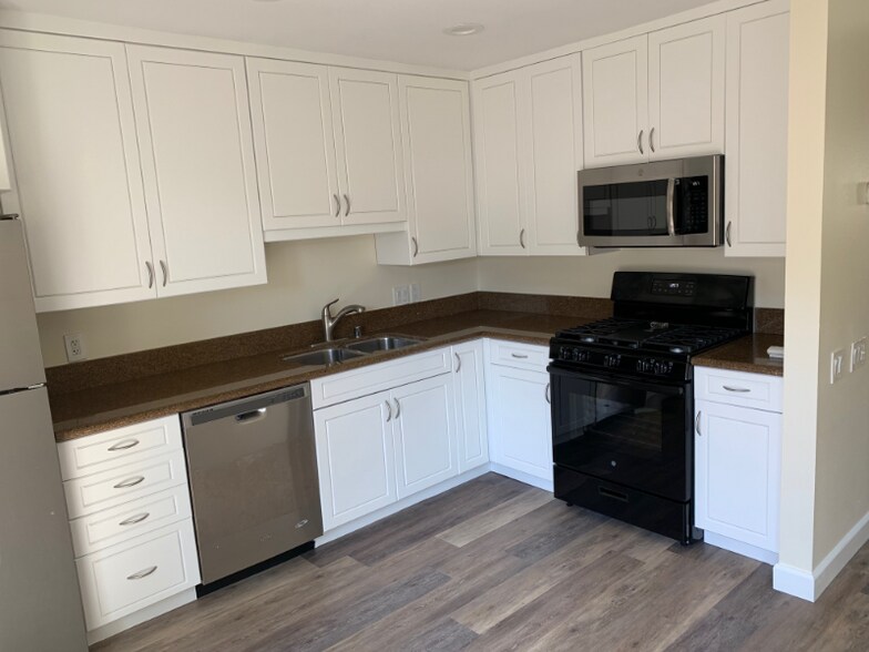 Building Photo - 16765 Barefoot Cir