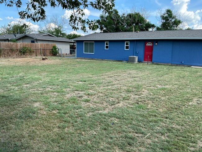 Building Photo - 4/2 GREATYARD Move in Ready!