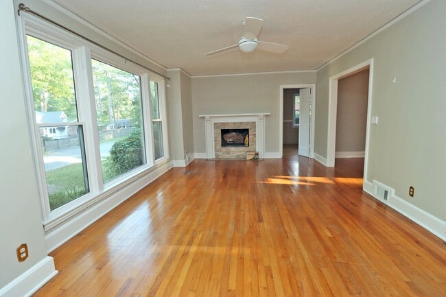 Building Photo - Updated 3 bedroom 2.5 bath home in Sherwood Forest