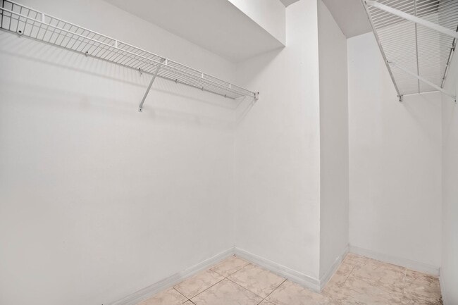 Building Photo - Spacious 3 Bedroom 2 Bath Condo in Gated Community of La Vita