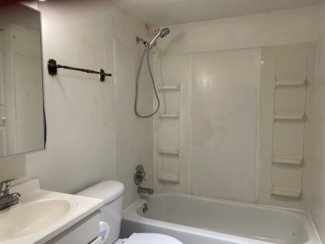 Building Photo - Nice 1 Bedroom 1 Bath Duplex