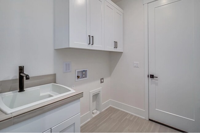 Building Photo - Spacious Westside Home with Loft and Upgra...