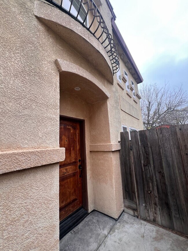 Building Photo - Large Two Story Home Recently Remodeled Available NOW