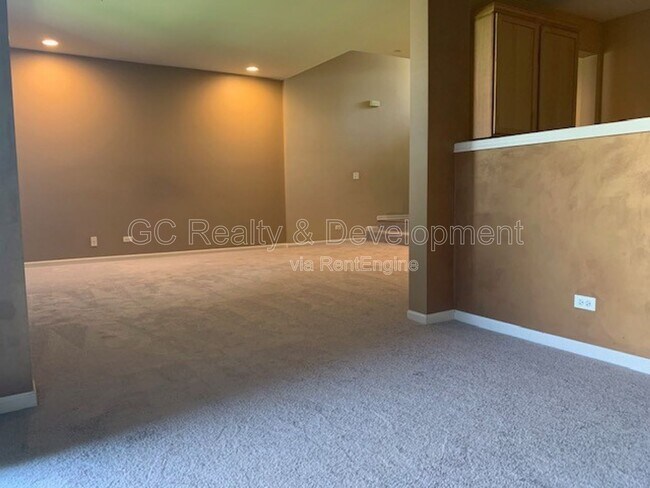 Building Photo - 922 Kings Canyon Dr