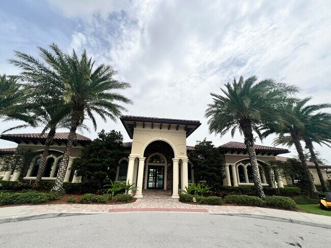 Building Photo - 655 S E Boboli Way