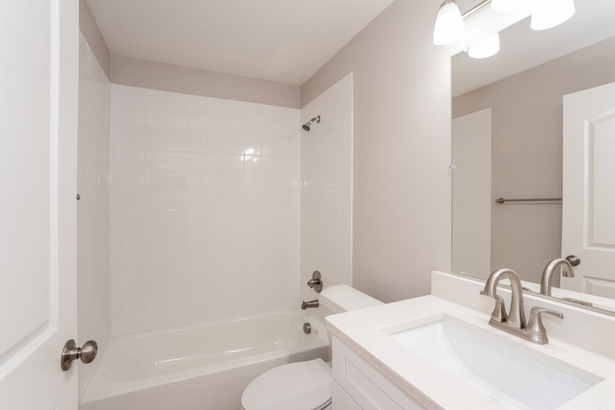 Building Photo - 1605 Scotch Pine Dr