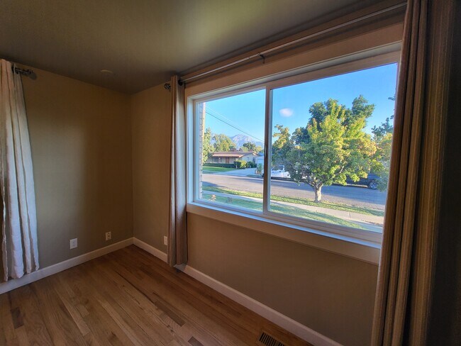 South bedroom-main floor-4 - 1905 Saint Marys Dr