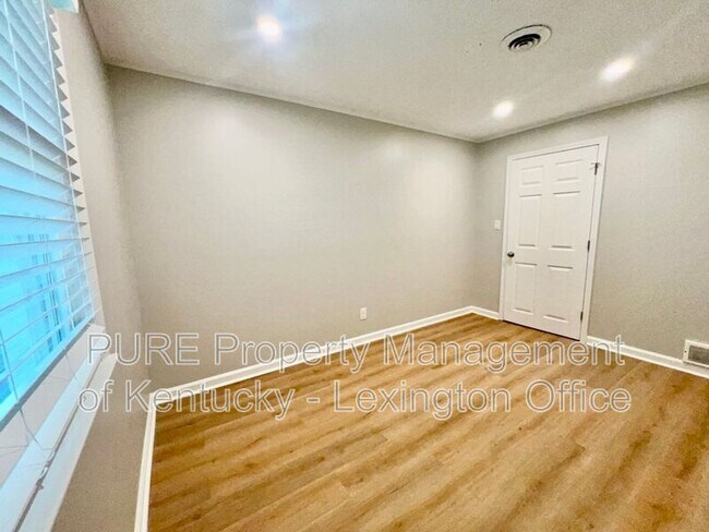 Building Photo - 3520 Combs Ferry Rd