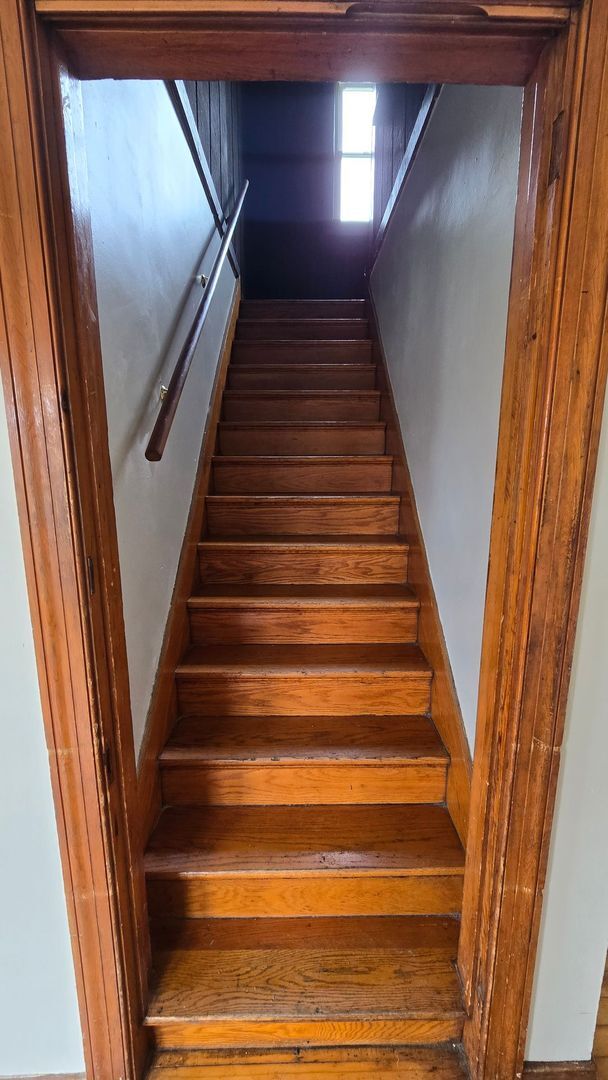 Building Photo - Three Bedroom - large upper bedroom!