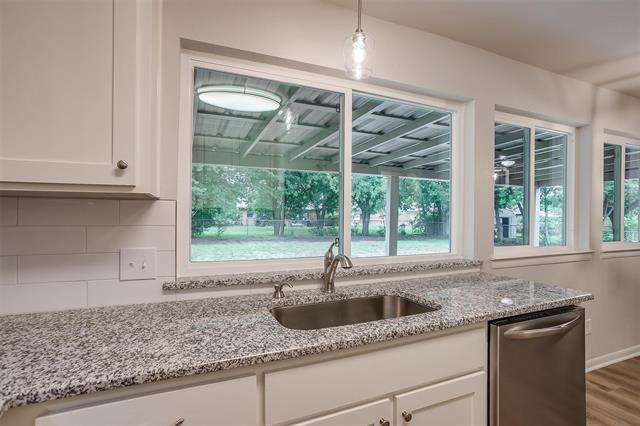 Building Photo - 144 NW Suzanne Terrace