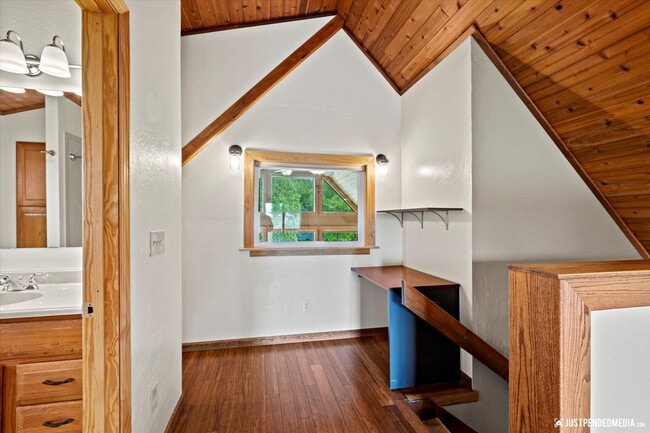 Building Photo - Hillside Retreat