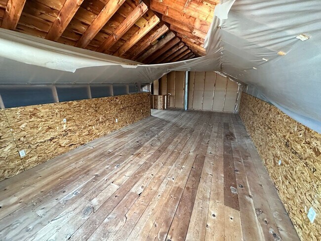 Building Photo - RED125/127