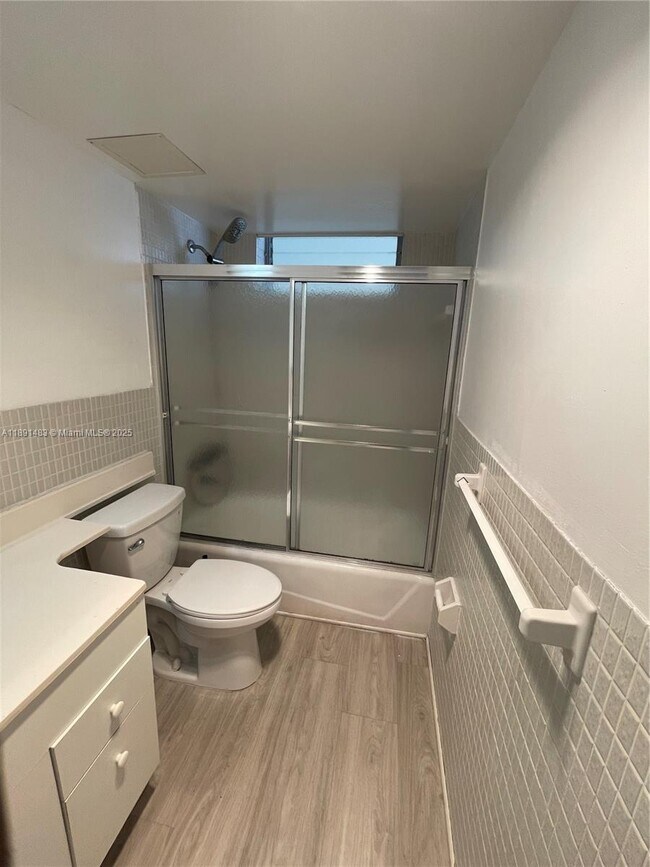 Building Photo - 2910 Point E Dr