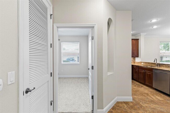 Building Photo - 45 Riverview Bend S