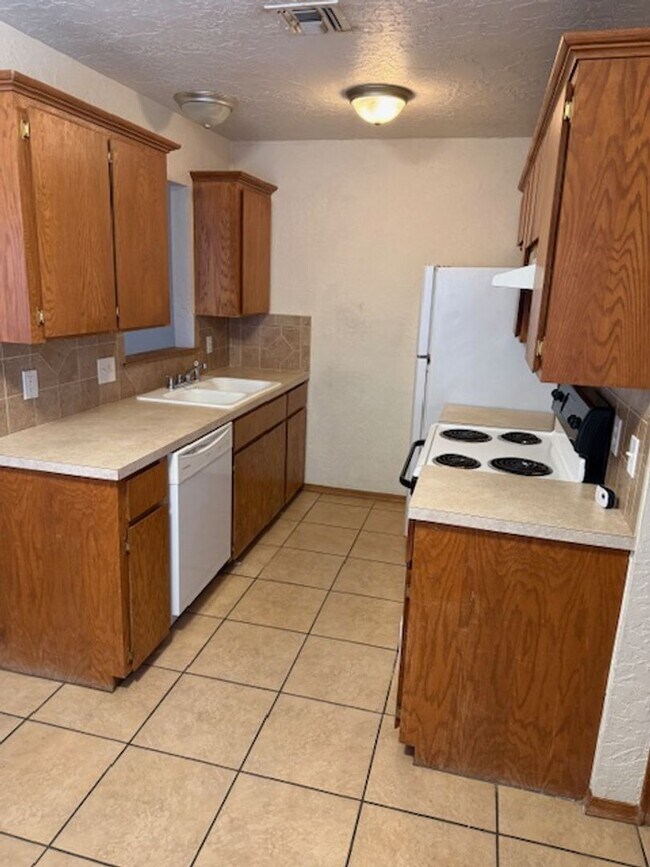 Building Photo - 1909 E Ave