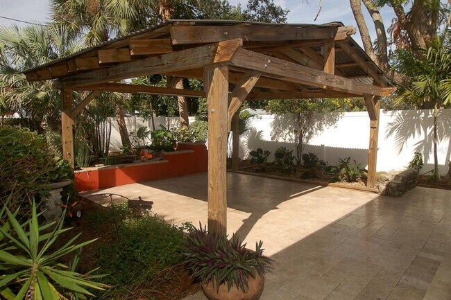 Building Photo - 468 Limewood Ave