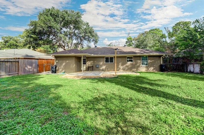 Building Photo - 2207 Stonecrest Dr