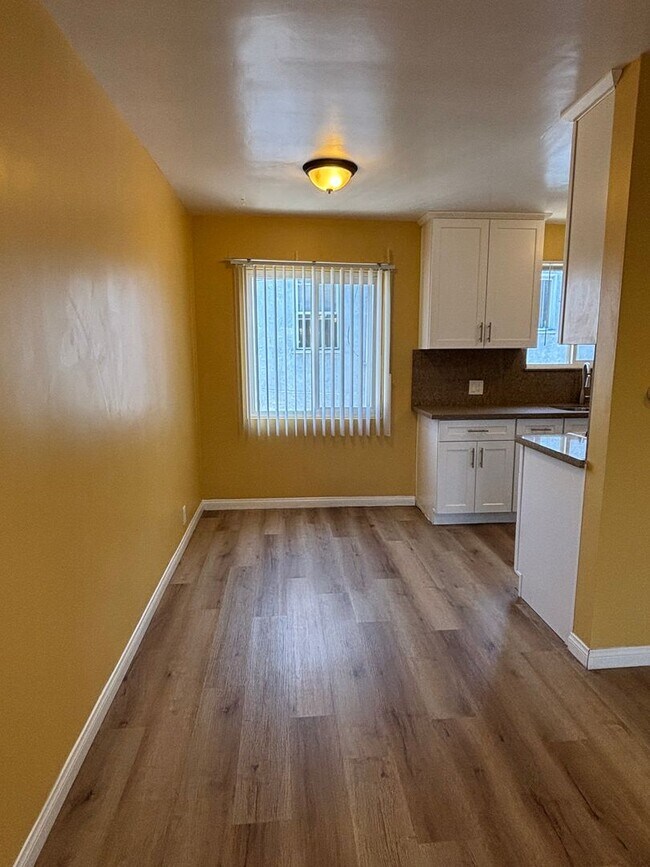 Building Photo - Spacious 1 bedroom available now in Long B...