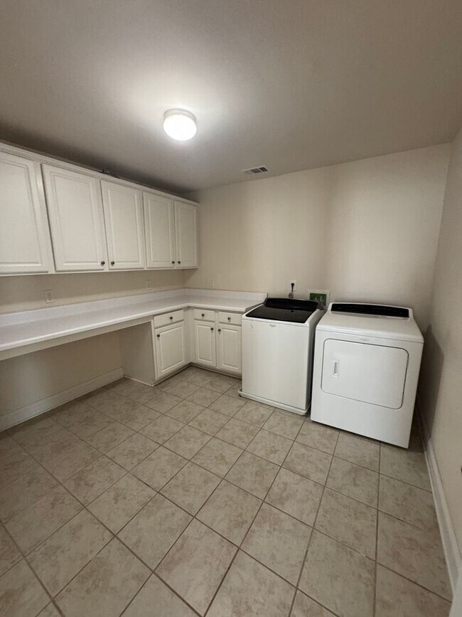 Building Photo - Your Franklin dream rental is here—4 bedrooms, a huge bonus, two en-suites, and an unbeatable loc...