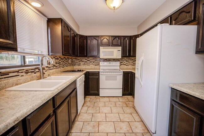 Building Photo - Beautiful Condo for Rent - Appliances included, washer and dryer hook ups, one and half bath, ver...