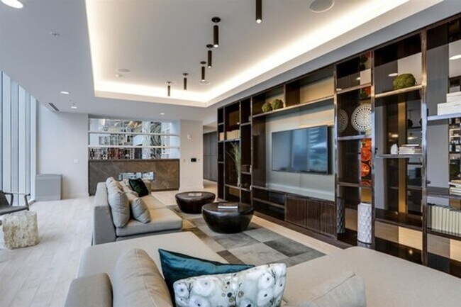 Building Photo - Stunning 505 Condo!