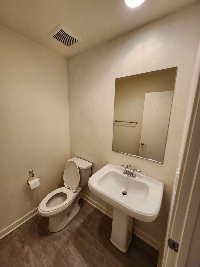 Building Photo - Gorgeous Tri-level Townhouse 3 beds 3 1/2 ...