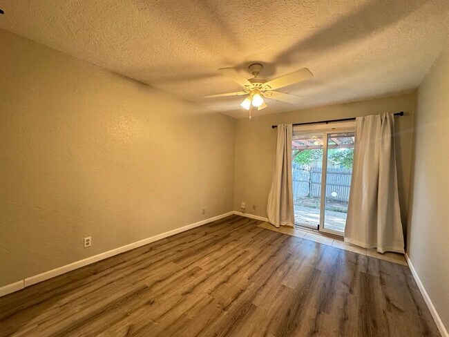 Building Photo - 905 Rambling Oaks Dr