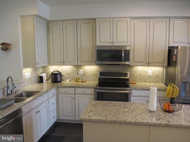 Building Photo - 1710 Featherstone Rd