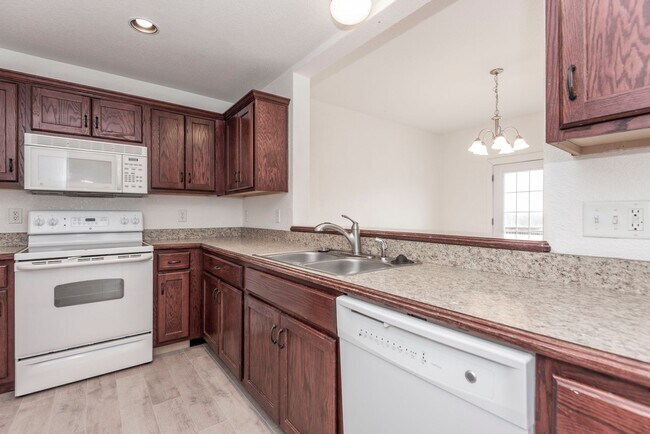 Building Photo - Spacious Duplex with Fenced Yard