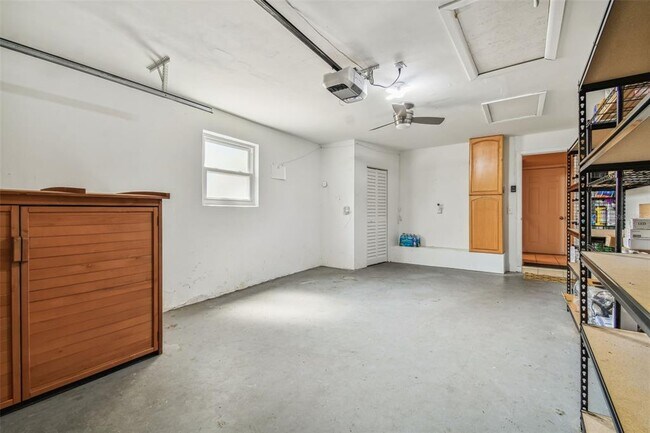 Building Photo - 950 Emerson Dr