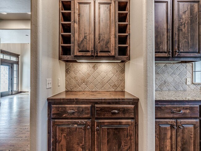 Building Photo - Luxury Townhome in Edmond + Near Rose Cree...